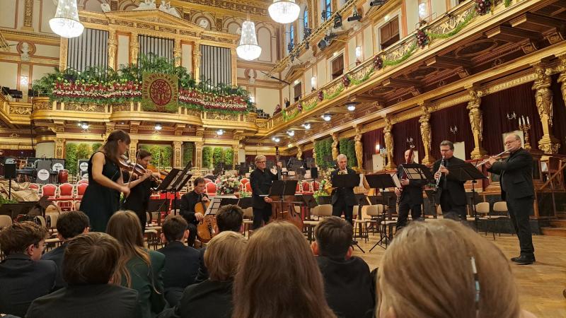 5B schnuppert Ballluft